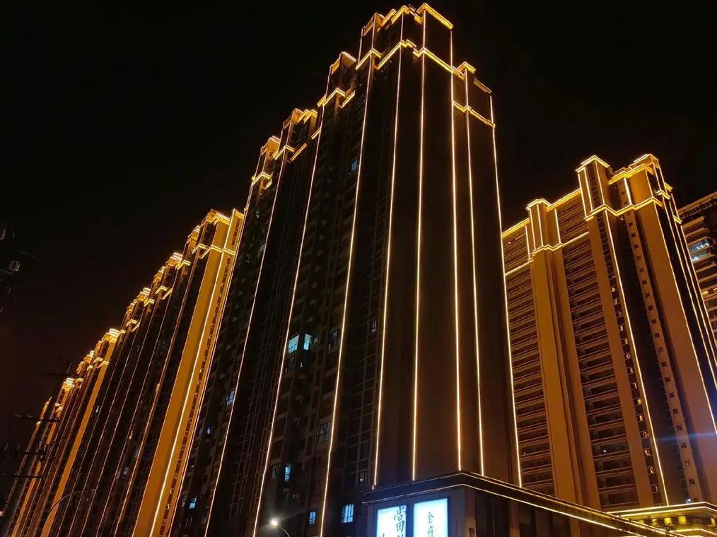 线条灯安装效果包你满意 户外亮化工程的理想选择