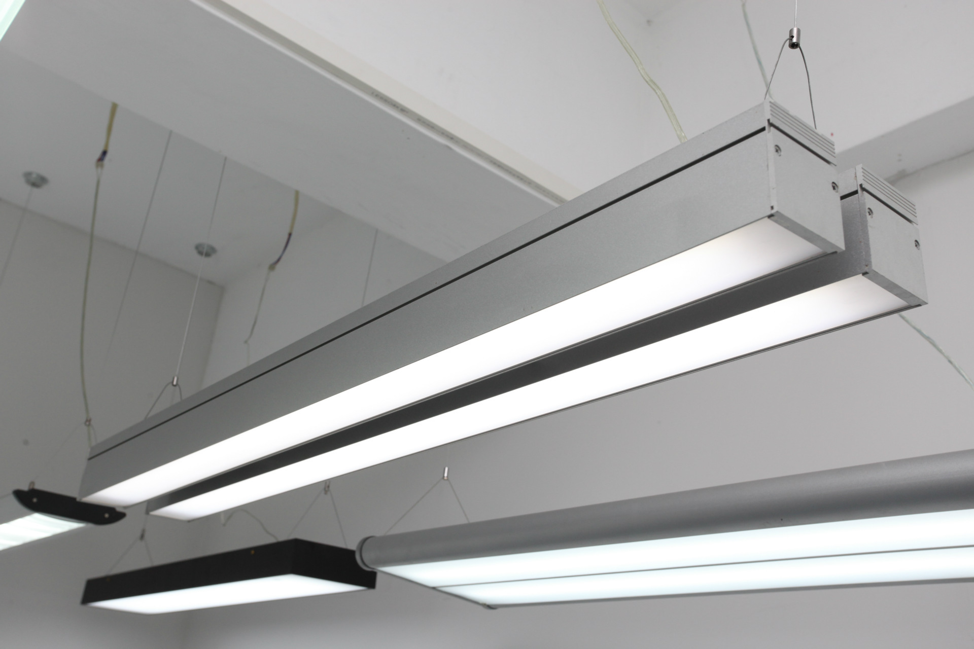 经典品质，长效守护 铝材吊线灯引领高效办公照明新趋势